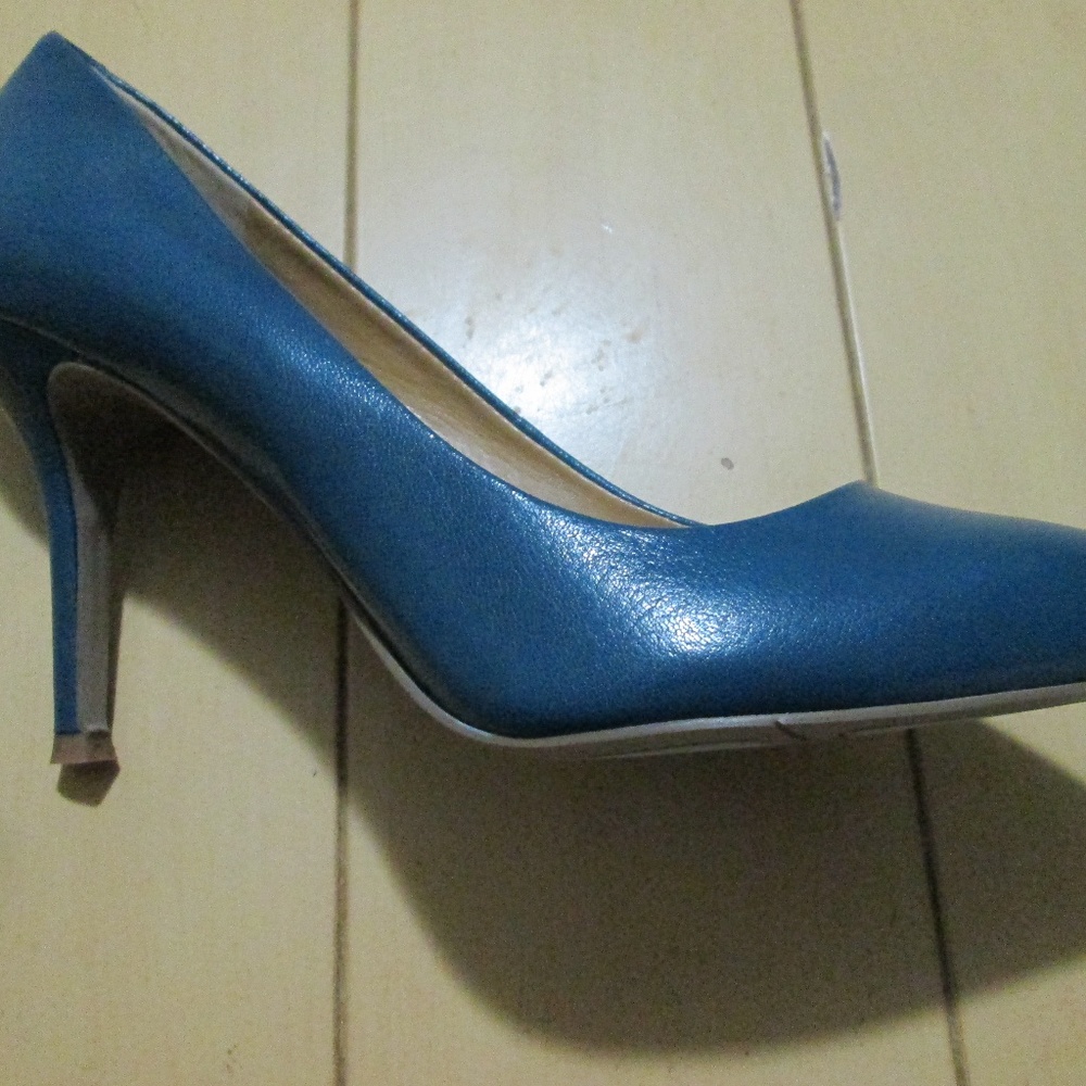 NEW Size 8 Nine West Blue Leather Pumps